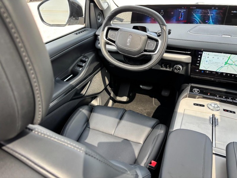 Lincoln Navigator Vehicle Full-screen Gallery Image 13
