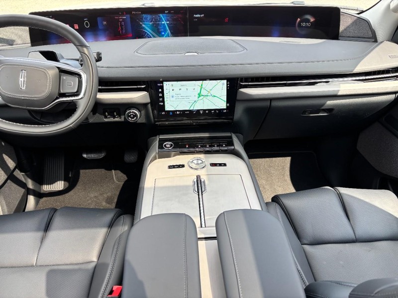 Lincoln Navigator Vehicle Full-screen Gallery Image 14