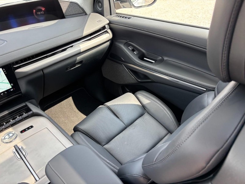 Lincoln Navigator Vehicle Full-screen Gallery Image 15