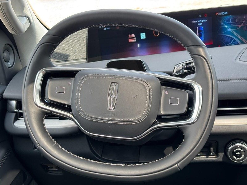 Lincoln Navigator Vehicle Full-screen Gallery Image 16