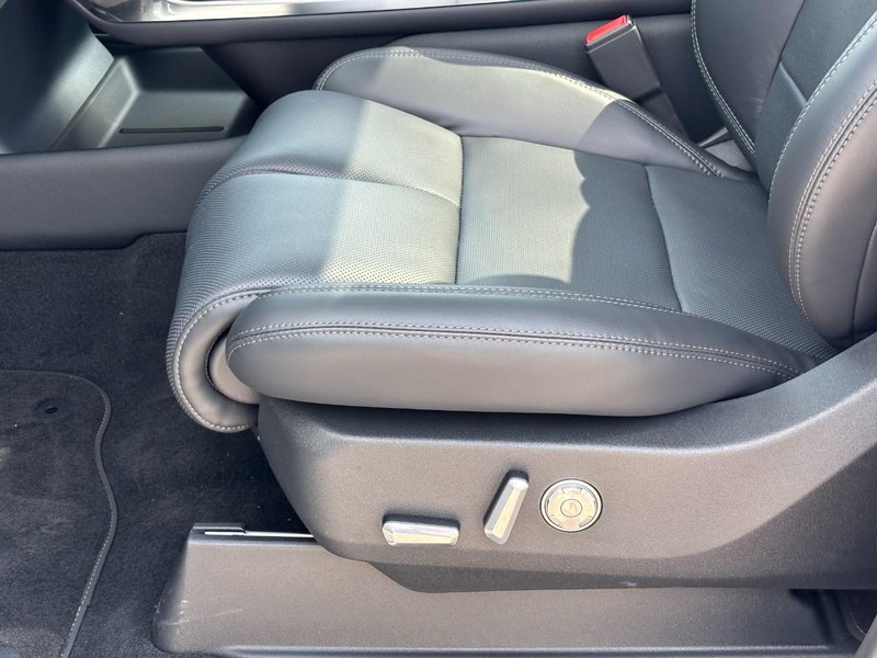 Lincoln Navigator Vehicle Full-screen Gallery Image 17