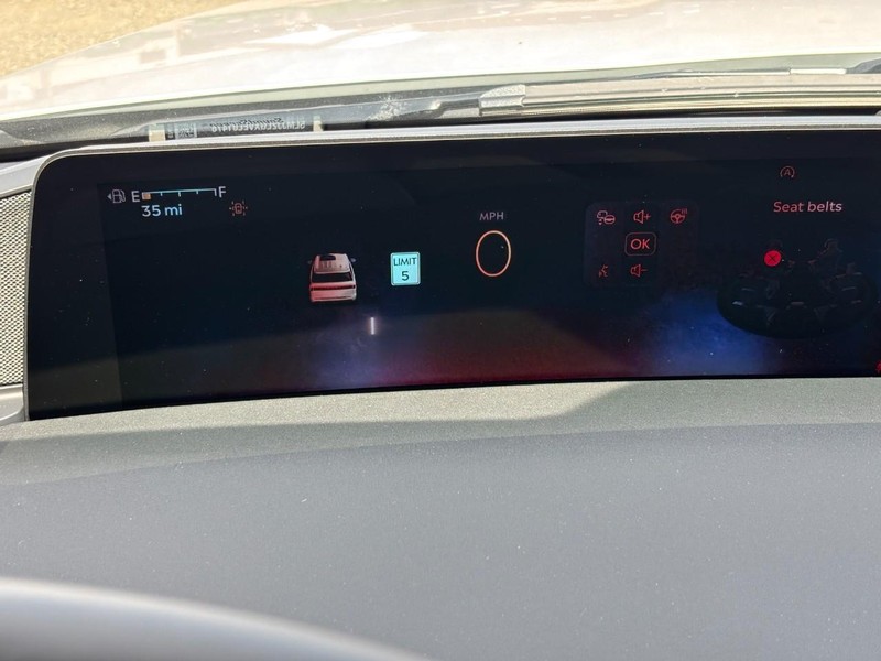 Lincoln Navigator Vehicle Full-screen Gallery Image 19