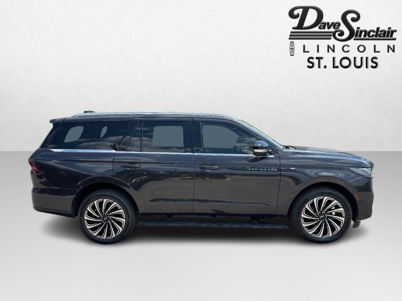 Lincoln Navigator Vehicle Full-screen Gallery Image 02