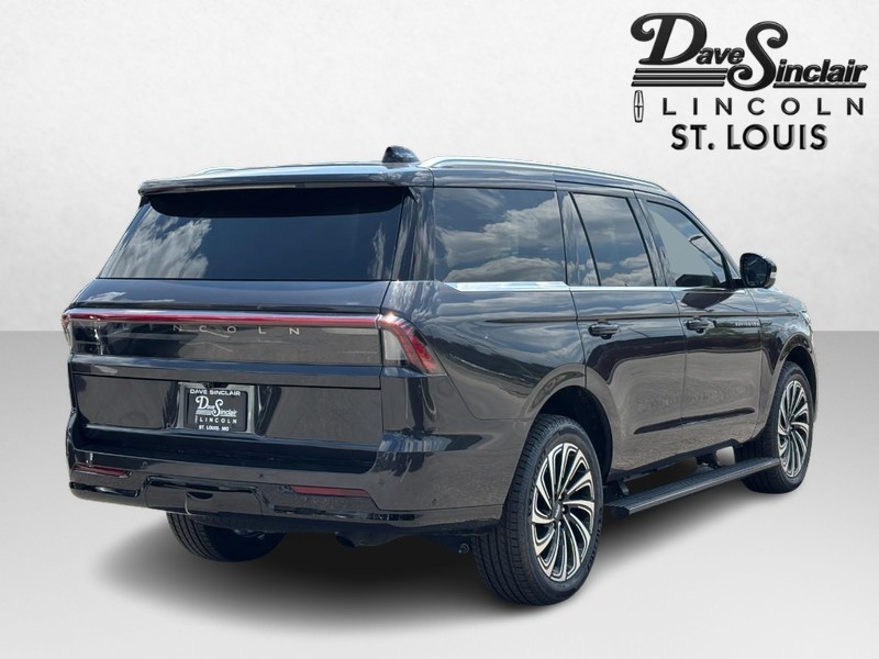 Lincoln Navigator Vehicle Full-screen Gallery Image 03