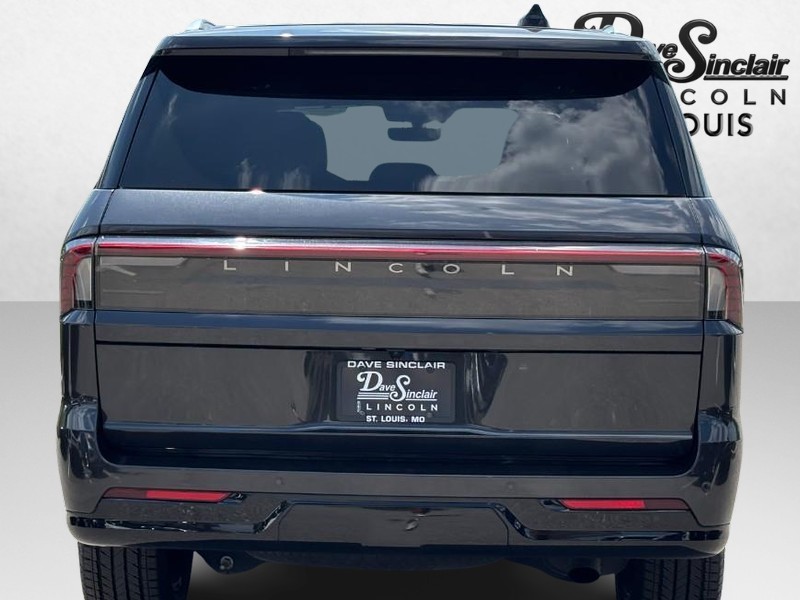Lincoln Navigator Vehicle Full-screen Gallery Image 04