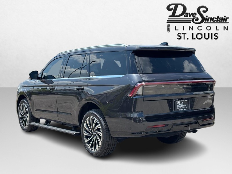 Lincoln Navigator Vehicle Full-screen Gallery Image 05