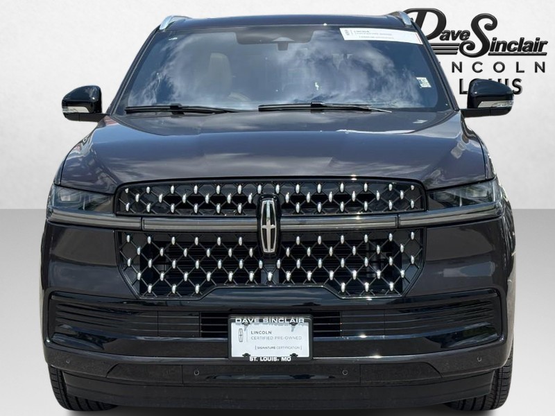 Lincoln Navigator Vehicle Full-screen Gallery Image 09