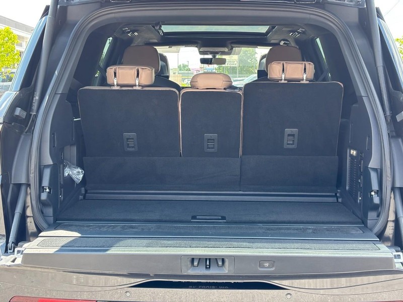 Lincoln Navigator Vehicle Full-screen Gallery Image 10