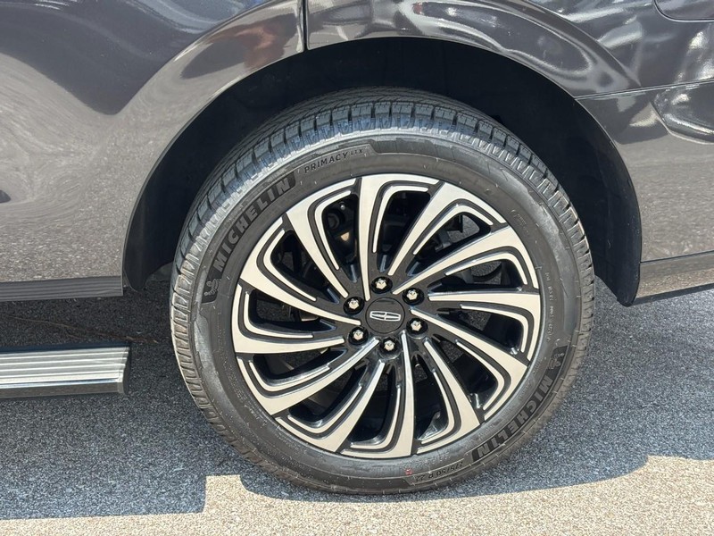 Lincoln Navigator Vehicle Full-screen Gallery Image 11