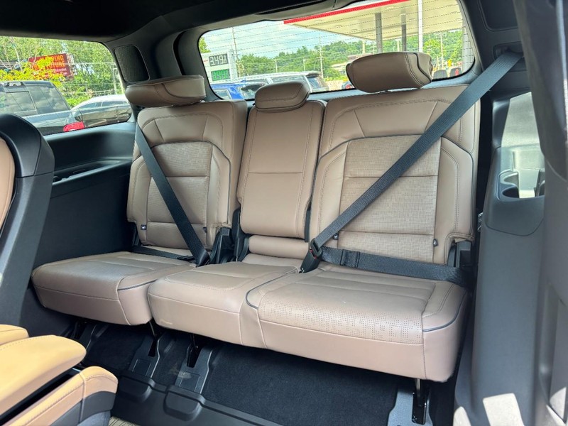 Lincoln Navigator Vehicle Full-screen Gallery Image 12