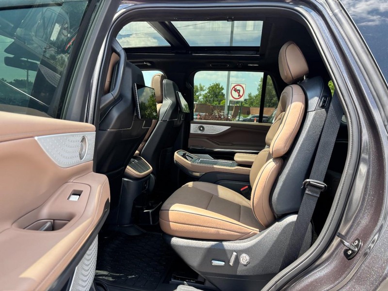 Lincoln Navigator Vehicle Full-screen Gallery Image 13