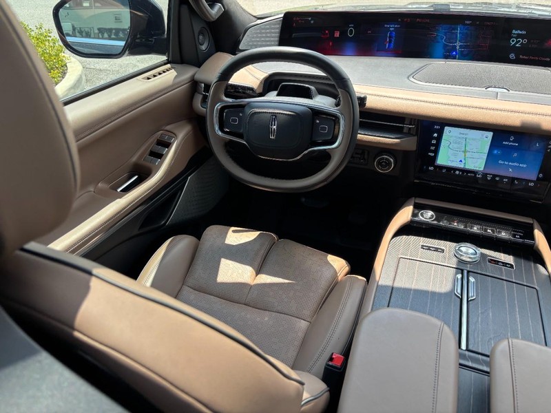 Lincoln Navigator Vehicle Full-screen Gallery Image 14