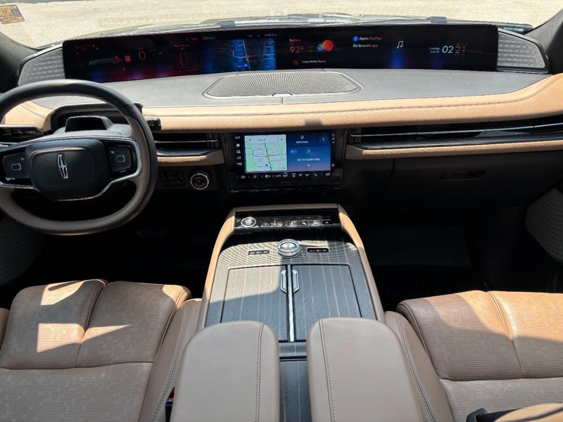 Lincoln Navigator Vehicle Full-screen Gallery Image 15