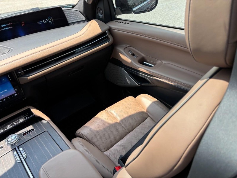 Lincoln Navigator Vehicle Full-screen Gallery Image 16
