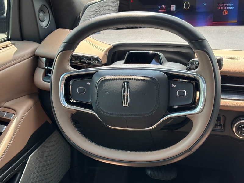 Lincoln Navigator Vehicle Full-screen Gallery Image 17