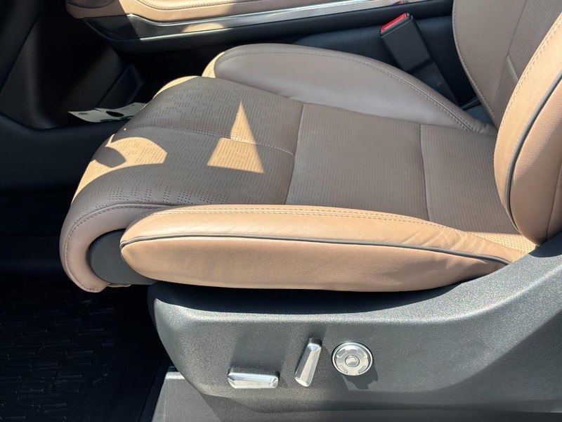 Lincoln Navigator Vehicle Full-screen Gallery Image 18