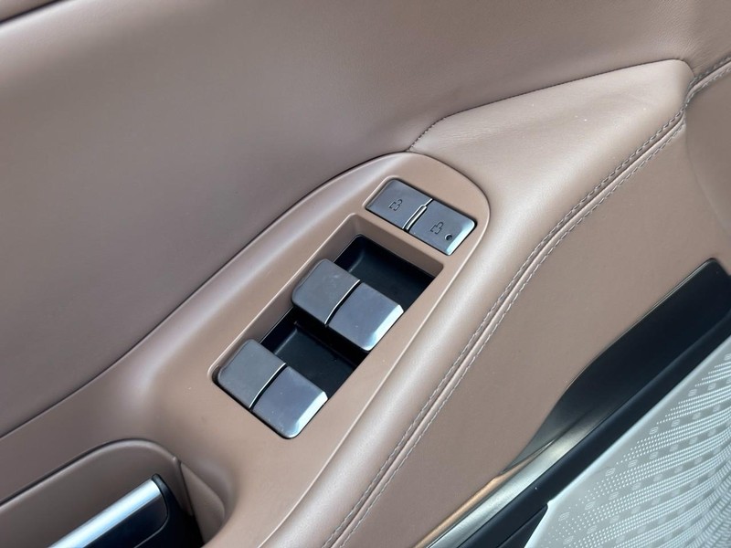 Lincoln Navigator Vehicle Full-screen Gallery Image 19