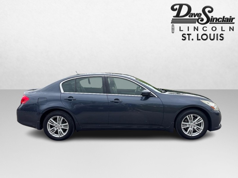 INFINITI G37 Sedan Vehicle Full-screen Gallery Image 02