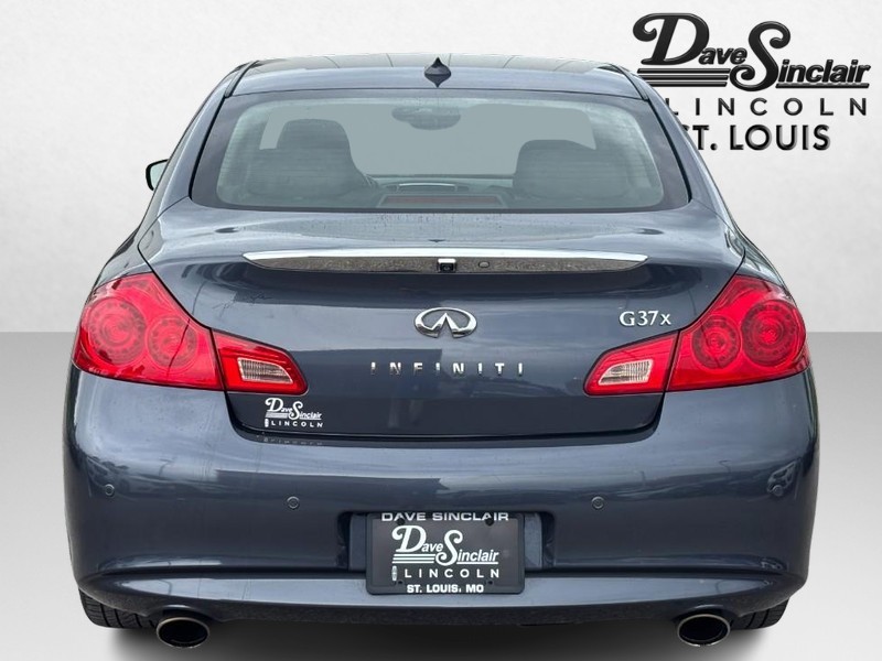 INFINITI G37 Sedan Vehicle Full-screen Gallery Image 04