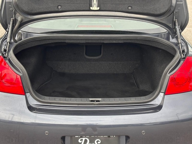 INFINITI G37 Sedan Vehicle Full-screen Gallery Image 10