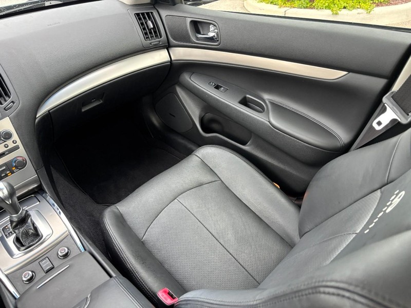 INFINITI G37 Sedan Vehicle Full-screen Gallery Image 15