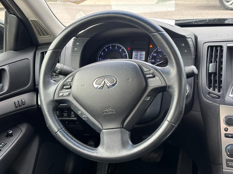 INFINITI G37 Sedan Vehicle Full-screen Gallery Image 16
