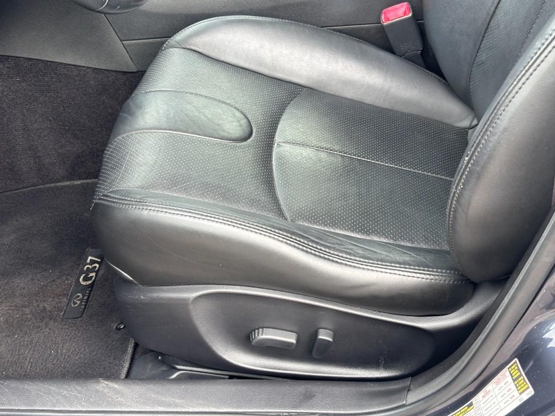 INFINITI G37 Sedan Vehicle Full-screen Gallery Image 17