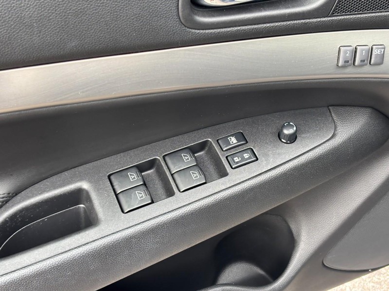 INFINITI G37 Sedan Vehicle Full-screen Gallery Image 18