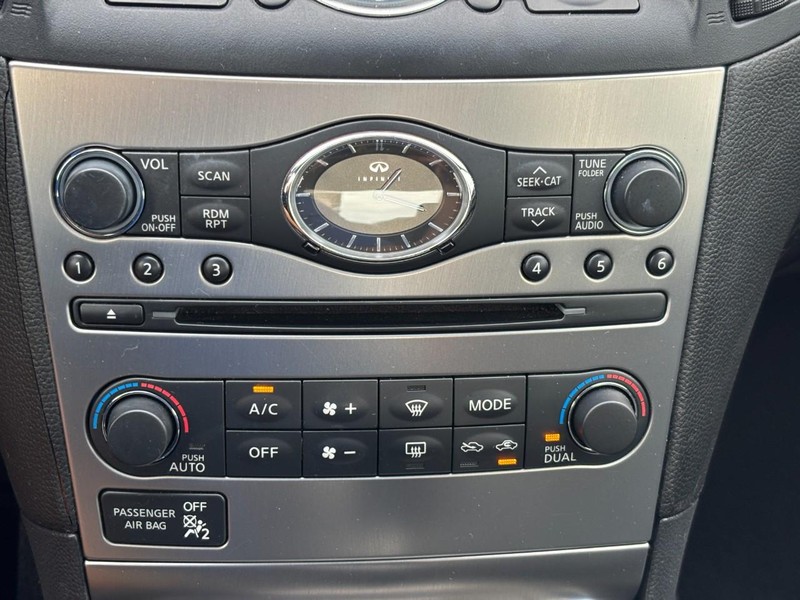 INFINITI G37 Sedan Vehicle Full-screen Gallery Image 24