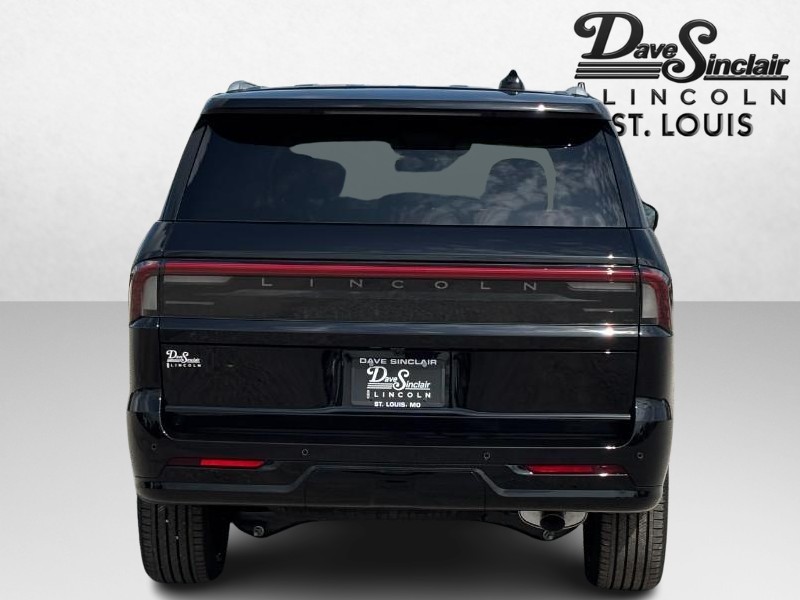 Lincoln Navigator Vehicle Full-screen Gallery Image 04