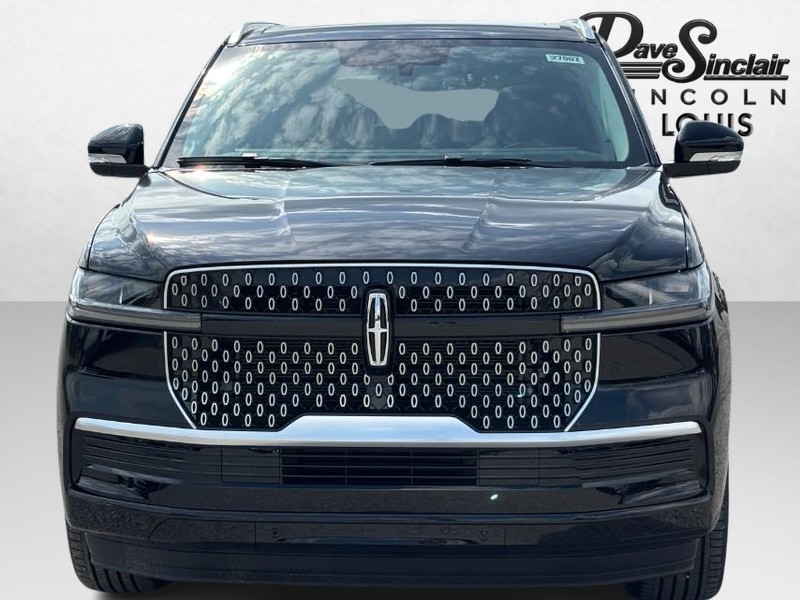 Lincoln Navigator Vehicle Full-screen Gallery Image 09
