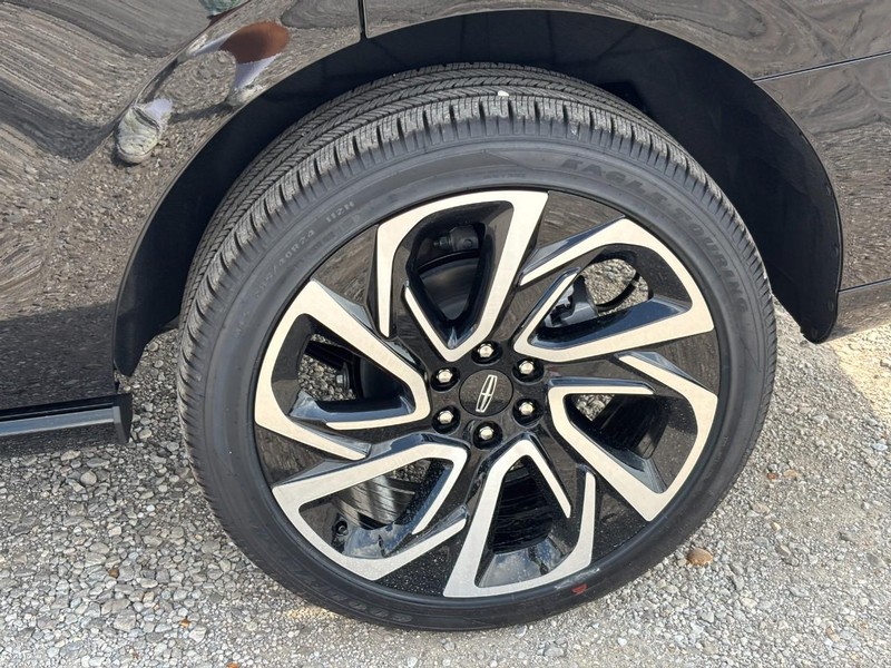 Lincoln Navigator Vehicle Full-screen Gallery Image 10