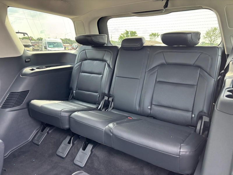Lincoln Navigator Vehicle Full-screen Gallery Image 11
