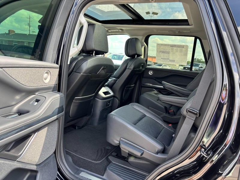 Lincoln Navigator Vehicle Full-screen Gallery Image 12