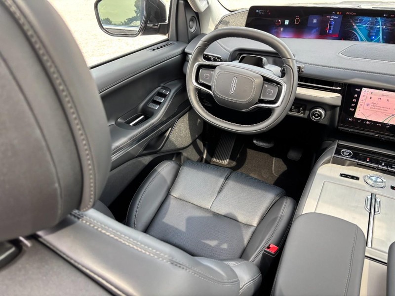 Lincoln Navigator Vehicle Full-screen Gallery Image 13