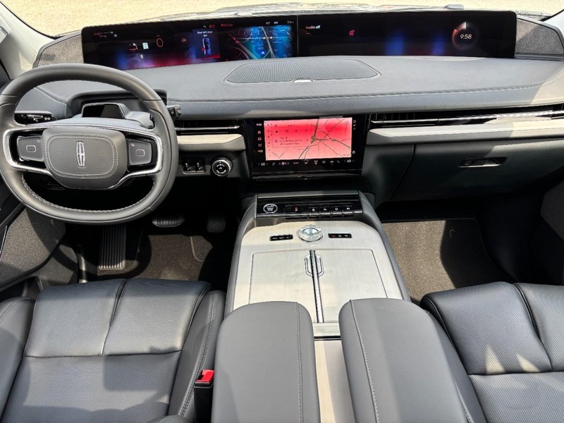 Lincoln Navigator Vehicle Full-screen Gallery Image 14