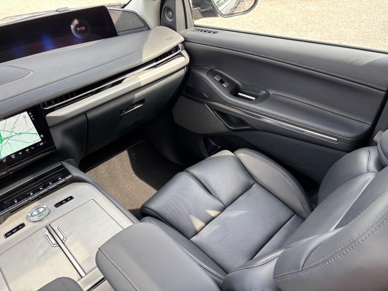 Lincoln Navigator Vehicle Full-screen Gallery Image 15