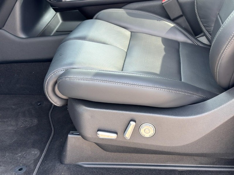 Lincoln Navigator Vehicle Full-screen Gallery Image 16