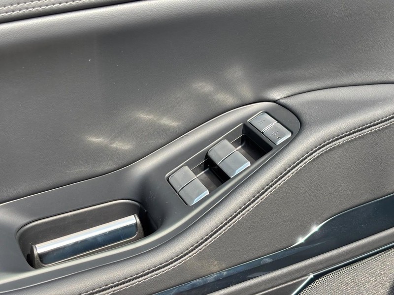Lincoln Navigator Vehicle Full-screen Gallery Image 17