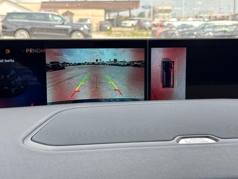 Lincoln Navigator Vehicle Full-screen Gallery Image 22
