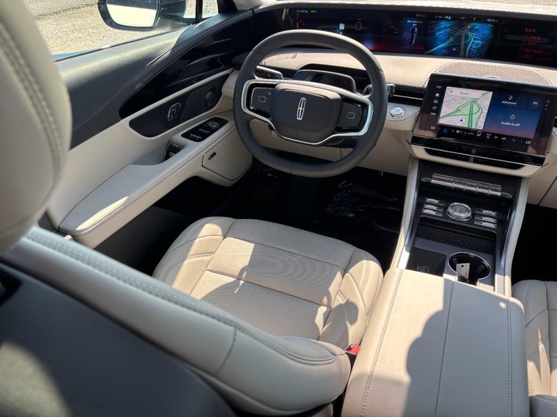 Lincoln Nautilus Vehicle Full-screen Gallery Image 12