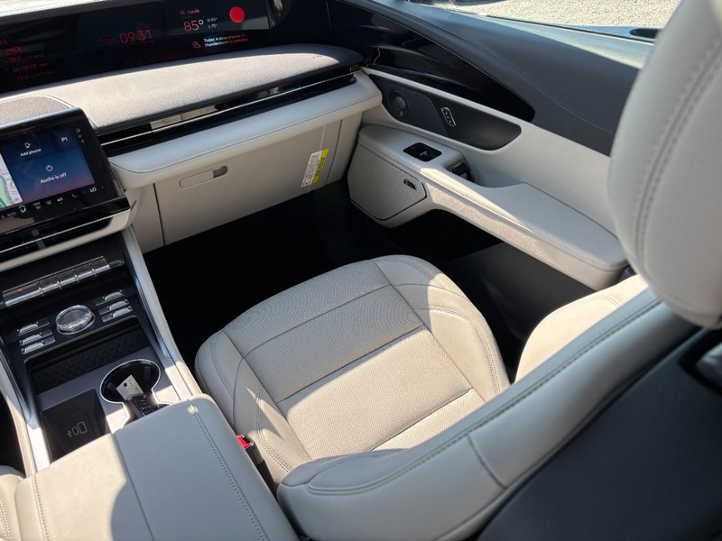 Lincoln Nautilus Vehicle Full-screen Gallery Image 14