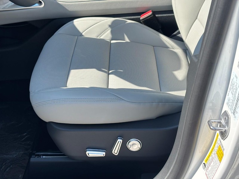 Lincoln Nautilus Vehicle Full-screen Gallery Image 15