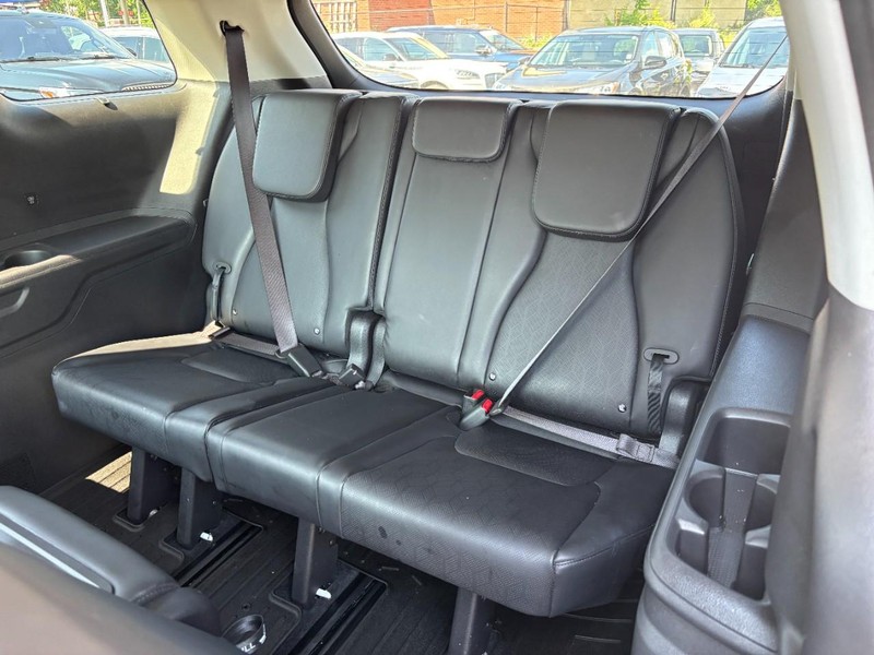 Kia Carnival Vehicle Full-screen Gallery Image 12