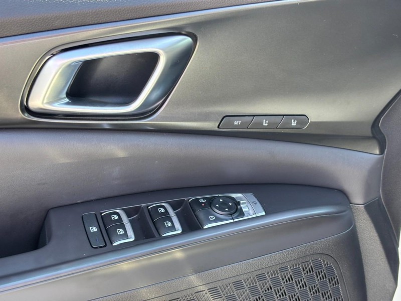 Kia Carnival Vehicle Full-screen Gallery Image 20