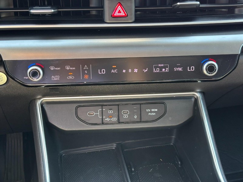 Kia Carnival Vehicle Full-screen Gallery Image 25