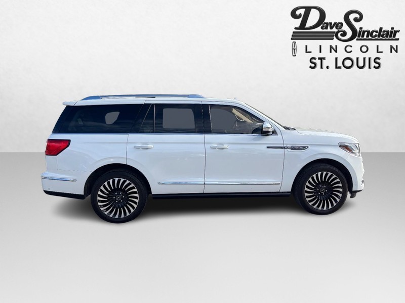 Lincoln Navigator Vehicle Full-screen Gallery Image 02