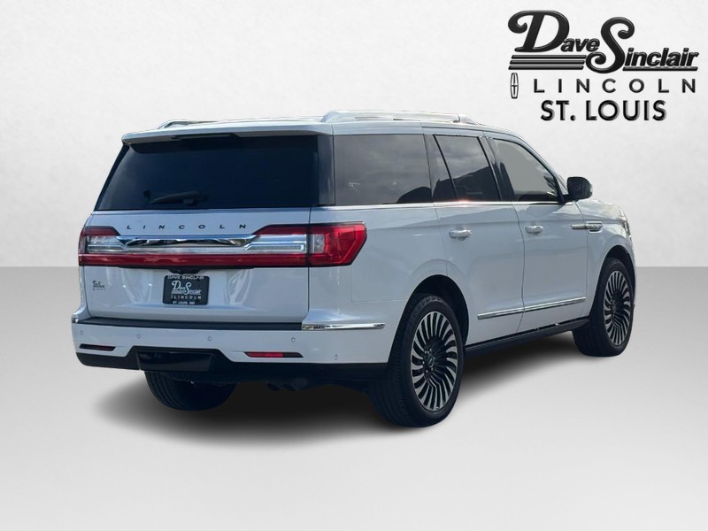 Lincoln Navigator Vehicle Full-screen Gallery Image 03