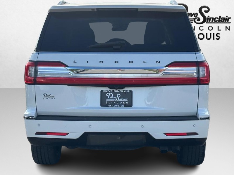Lincoln Navigator Vehicle Full-screen Gallery Image 04