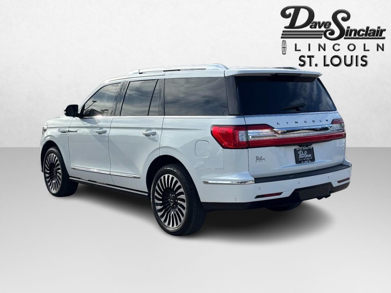 Lincoln Navigator Vehicle Full-screen Gallery Image 05